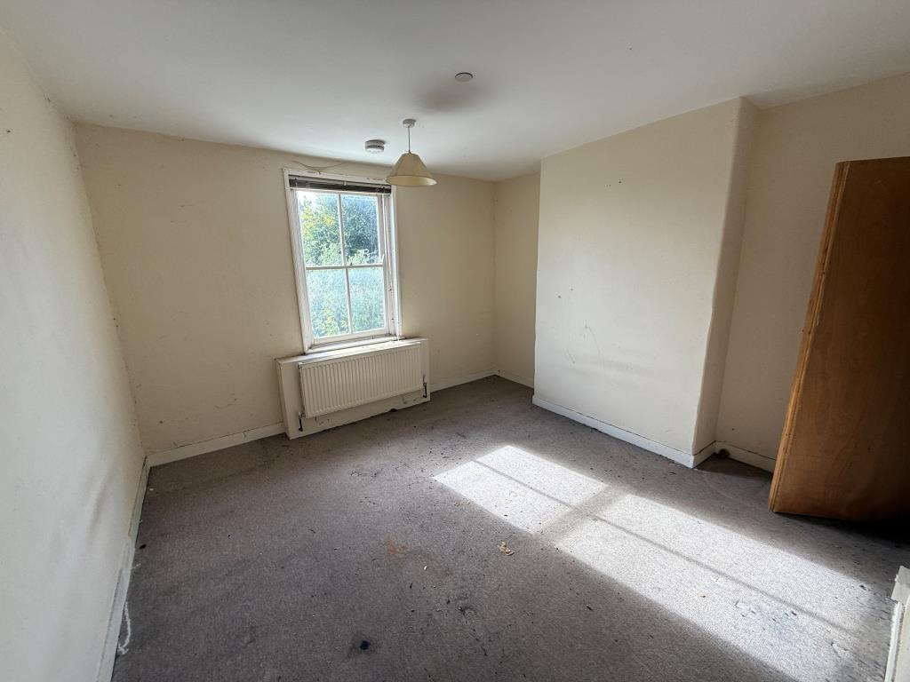 Lot: 125 - MID-TERRACE HOUSE FOR IMPROVEMENT - Bedroom four